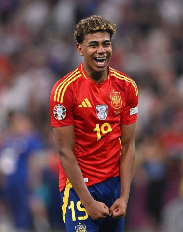 英媒：吉达国民想世界杯后签维尼修斯，准备开5年10亿欧薪水（英媒：吉达国民欲在世界杯后签下维尼修斯，拟奉上5年总额10亿欧合同）