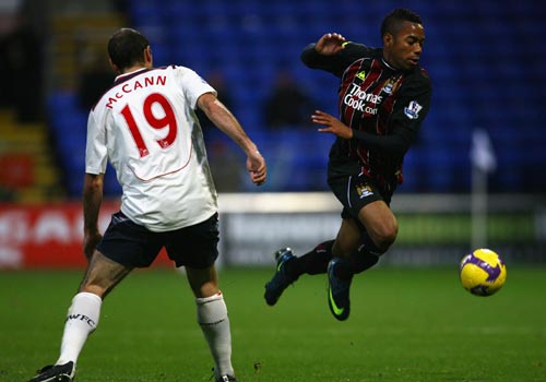 湖人浓眉哥篮下统治力助球队获胜（浓眉内线统治，助湖人取胜）