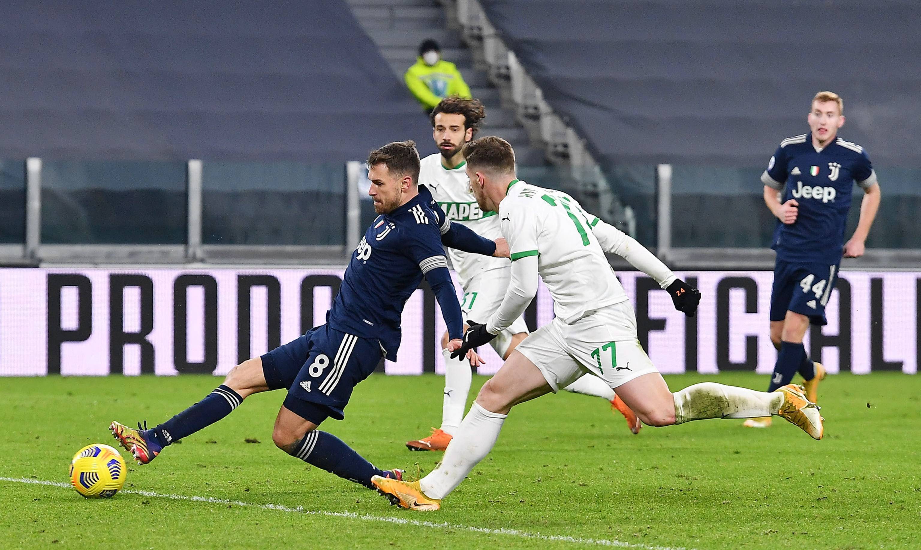 西媒：阿隆索要求皇马全队赛前在毕尔巴鄂过夜，引发球员不满（西媒曝阿隆索要求皇马赛前全队在毕尔巴鄂留宿，球员因此不满）