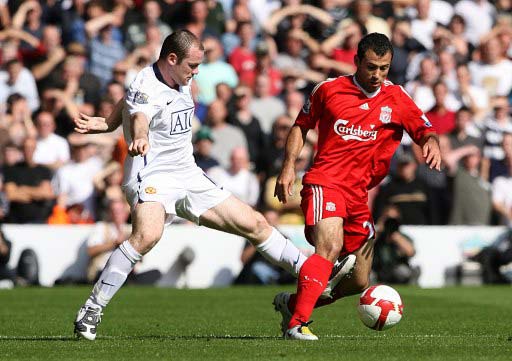 曼联考虑签下巴莱巴，期待填补中场空缺，暂无戈麦斯交易计划。（曼联有意引进巴莱巴补强中场，戈麦斯转会暂不推进）